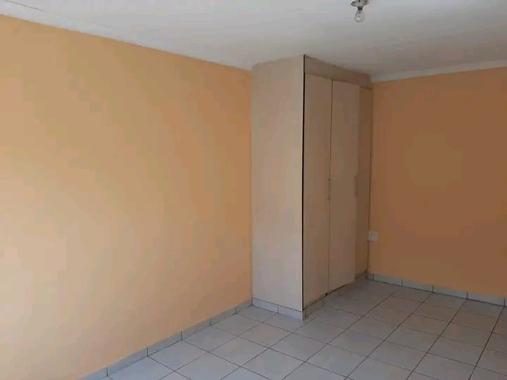 Neat room accommodation in close proximity to  in Vosloorus
