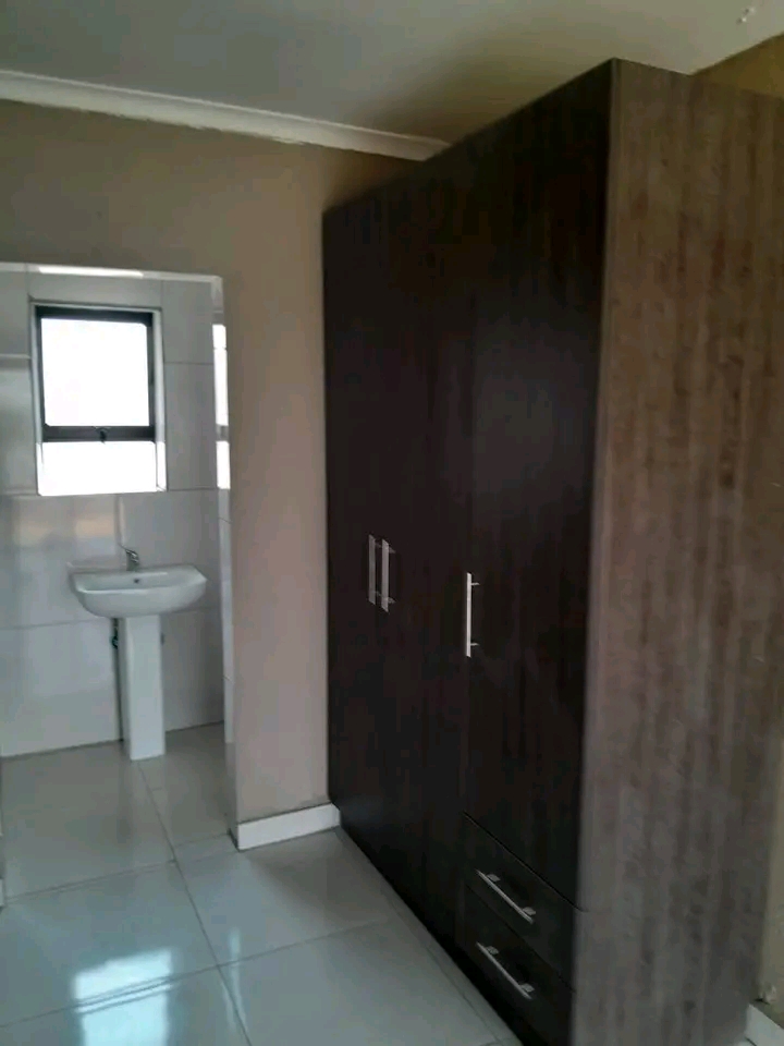 Spacious bachelor apartment with a fitted kit  in Kempton Park