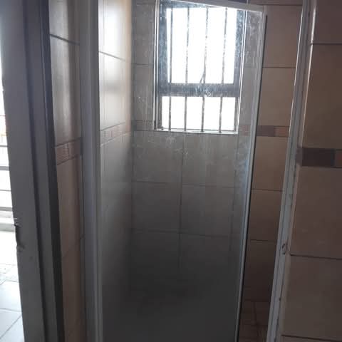 En-suite room to rent in ext. 8
bachelor roo  in Protea Glen