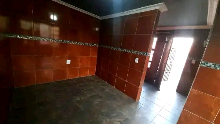 2 combined room -with inside shower (and outs  in Ebony Park