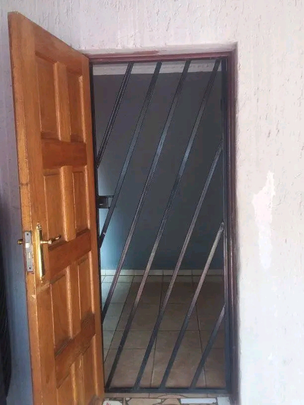 Garage to rent in ext 3 with shared shower no  in Chiawelo