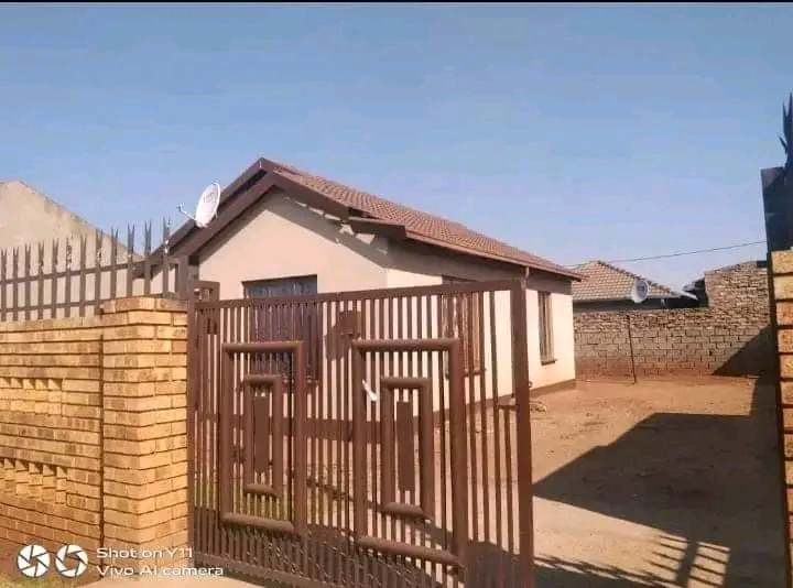 2 bedroom  2 bed ii 1 bath ii kitchen ii loun  in Spruitview