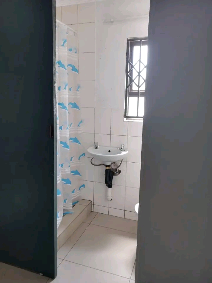 1 spacious bedroom bachelor with fitted kitch  in Norkem Park