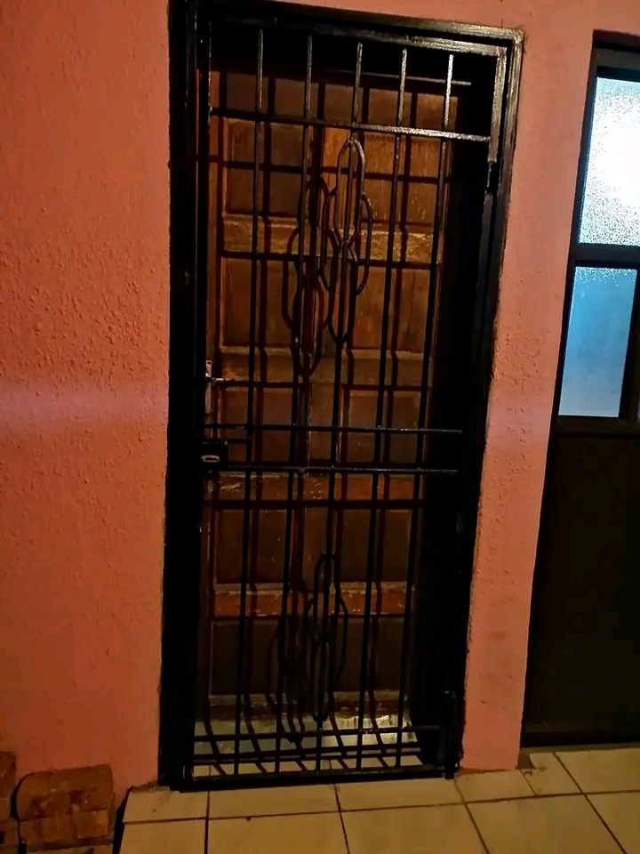 Double room available in zone 5 corner schrad  in Meadowlands