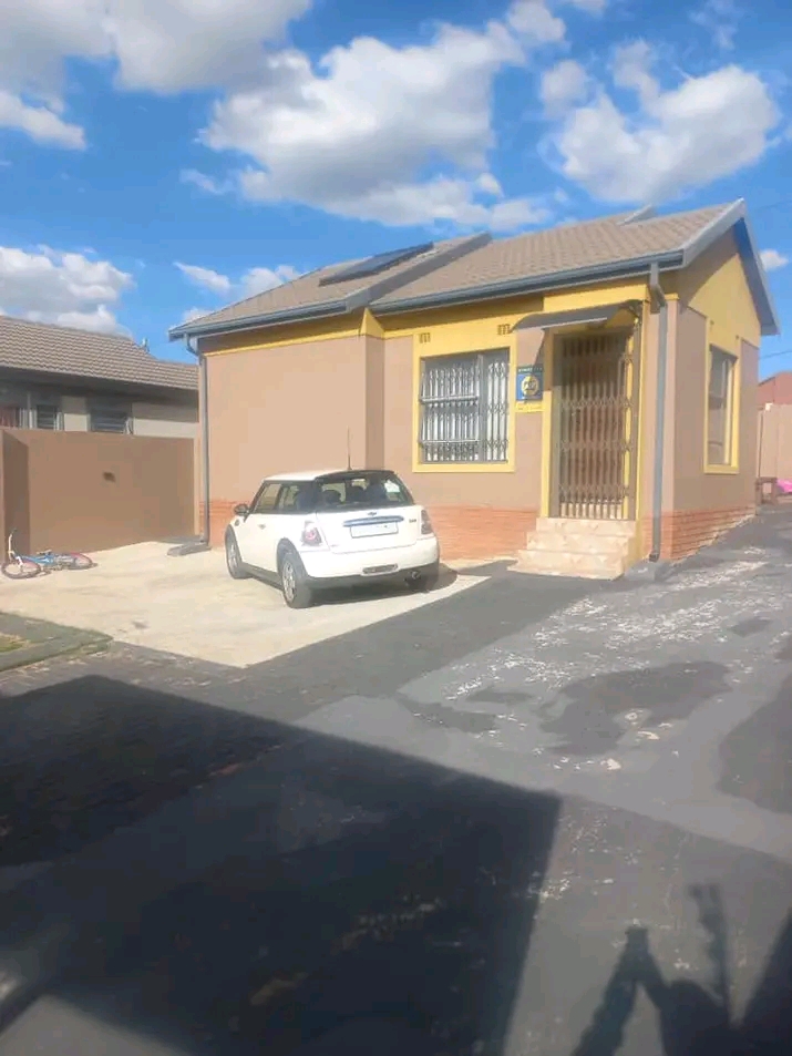 A very beautiful 2 bedroom house with a fully  in Soweto