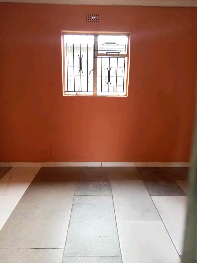 Medium room available rent r1200* water and e  in Dube