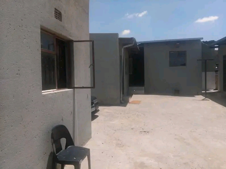 Stand with 10 well-done  rooms, high walled w  in Ivory Park