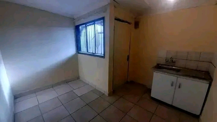 A tiny room to rent in ext 2
ideal for a stu  in Ebony Park