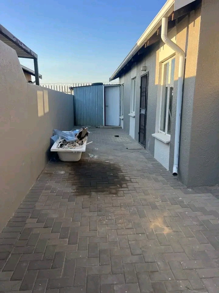 3 bedrooms with bic 
lounge 
kitchen with b  in Windmill Park