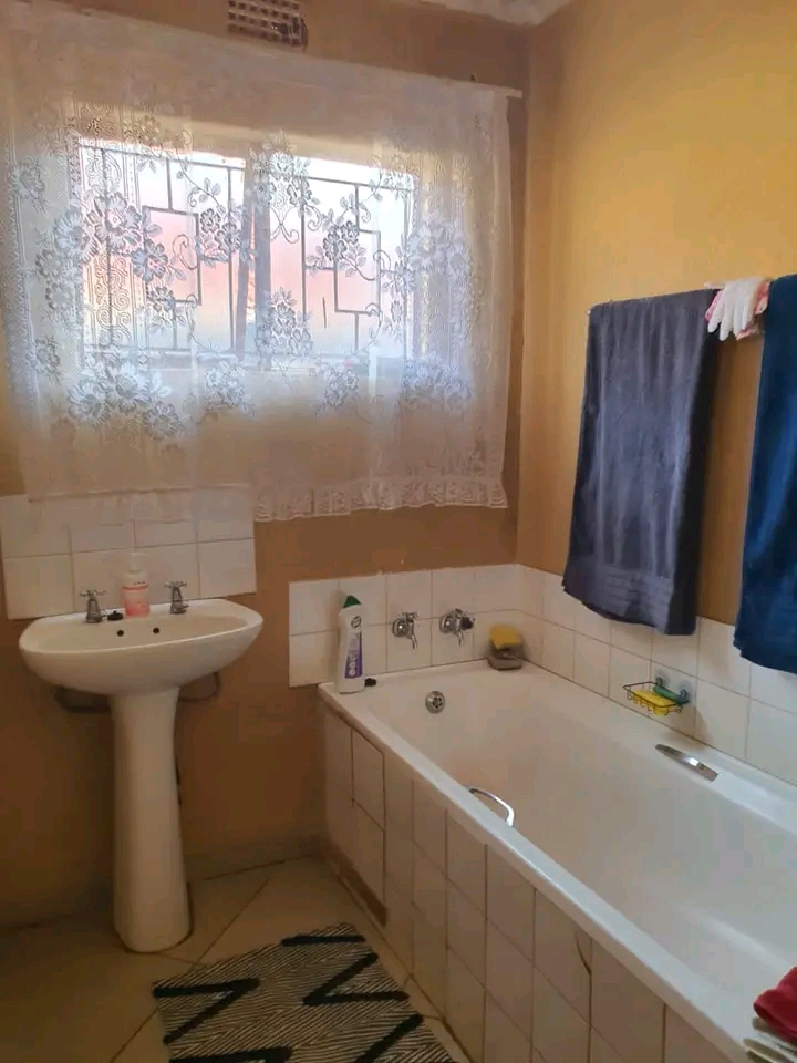 Area:ext 6 house for rental 
rent: r4500
de  in Vosloorus