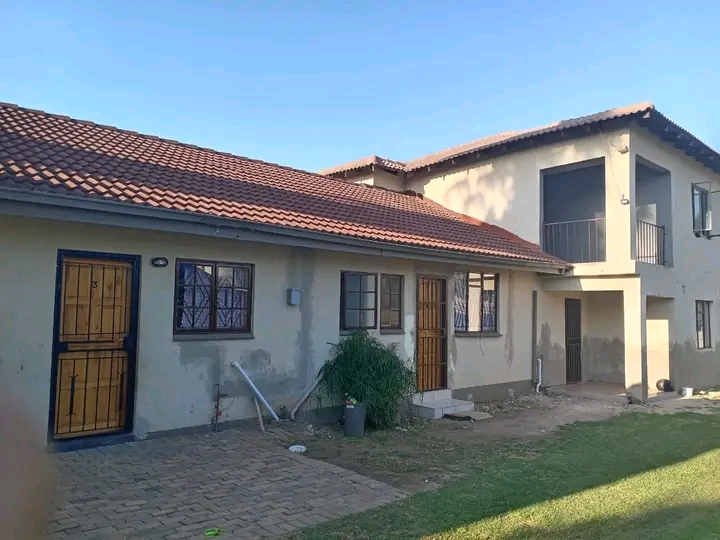 1 bedroom cottage, comes with fitted wardrobe  in Norkem Park