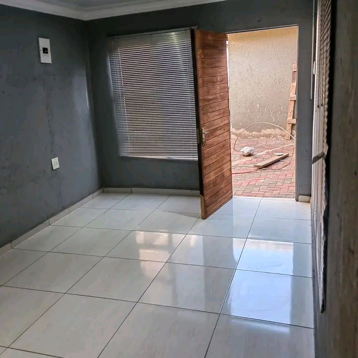 Bachelor to lease at ext 2 for r2000
water a  in Protea Glen