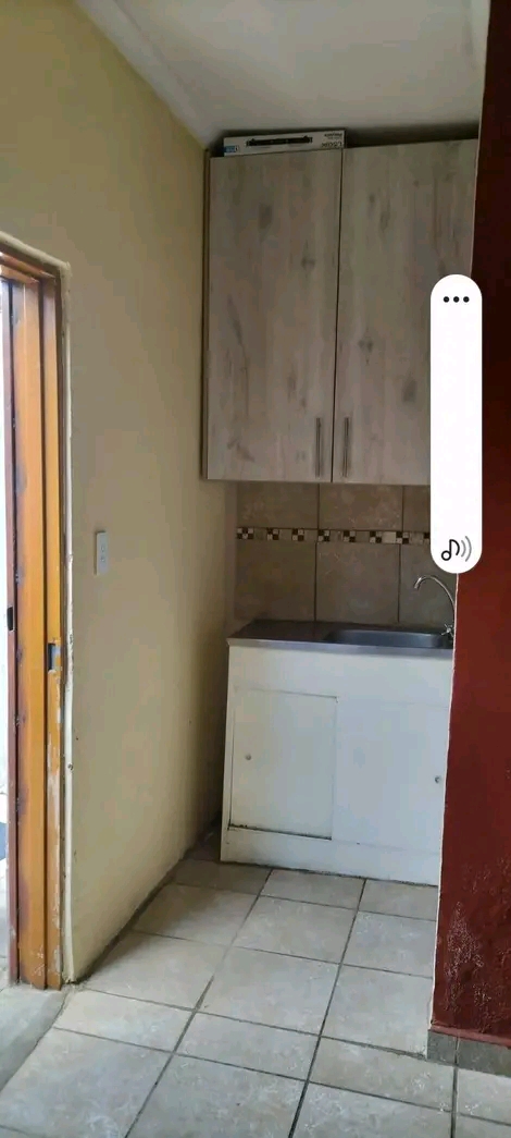 Bachelor  comes with kitchen cupboards with s  in Birch Acres