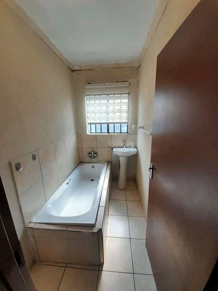 House to rent
available immediately
3 bedro  in Dawn Park