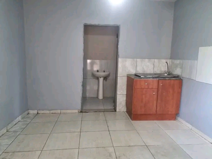 Bachelor available at ext 2 ematsheni.

✅  in Ivory Park