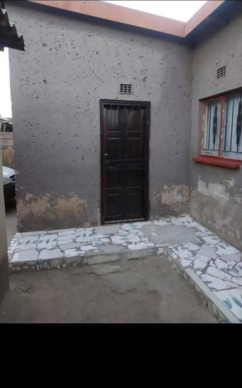 R1300 garage south
text or call me agent fee  in Emdeni