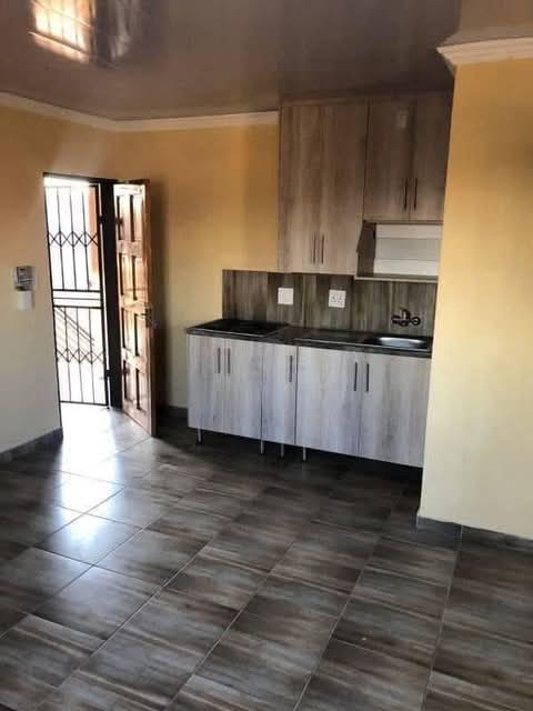 A beautiful bachelor
 comes with fitted kitc  in Tembisa
