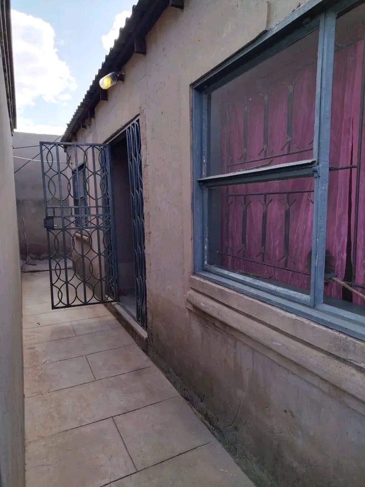 1 room to rent in ext2 for r1000. the rooms a  in Moleleki