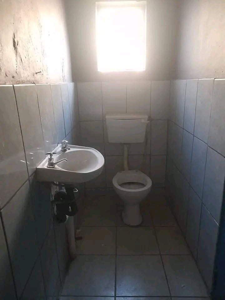 Bachelor unit to let in 7th avenue jhb r2200   in Bezuidenhout Valley