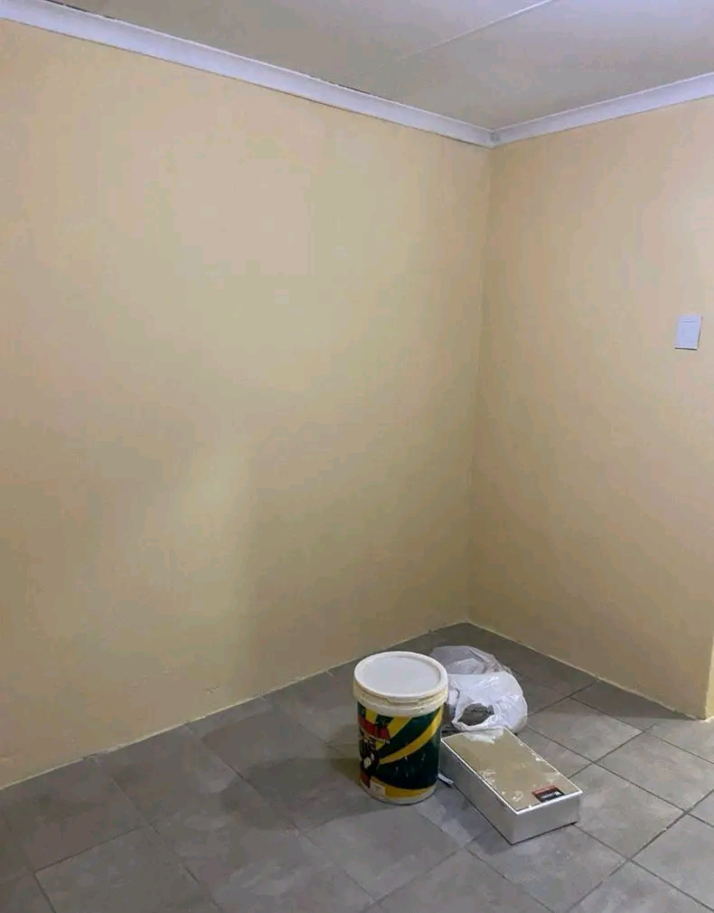 Bachelor available to rent

includes a kitc  in Clayville