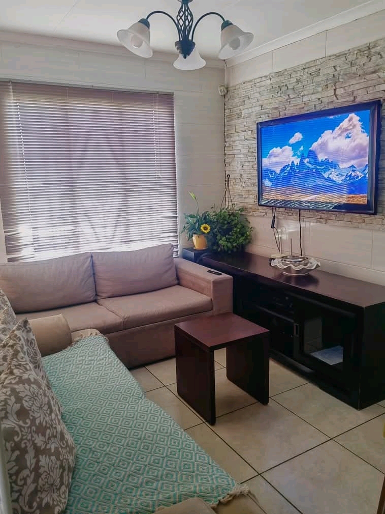 A beautiful three bedroom house in a well mai  in Norkem Park