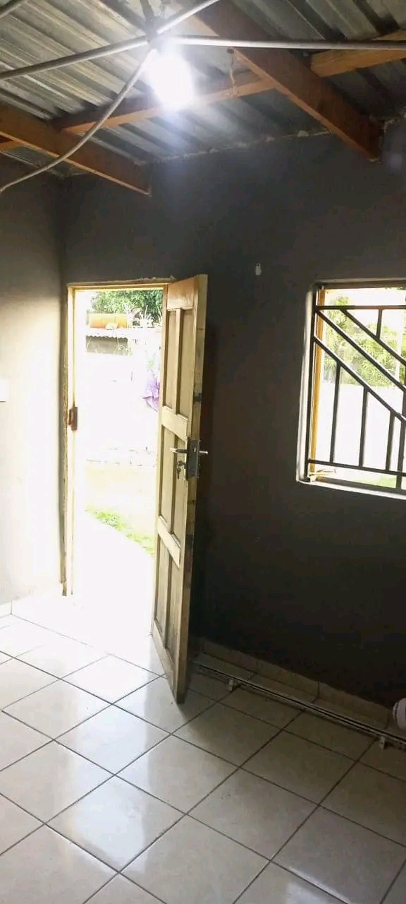 Standard room available at zone 6 rent r1000*  in Meadowlands