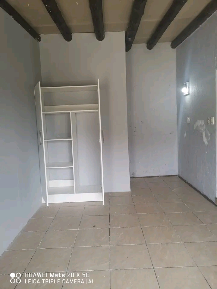 Outside room available 

rent is r2950 depo  in Cosmo City