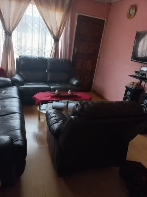 House to let available immediately
rent:r460  in Mapetla
