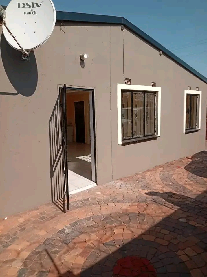 The house is not fitted.....its a 3 bedroom h  in Protea Glen