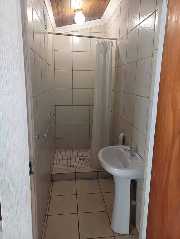 2 bedroom available. 
rent : r7000
water an  in Fourways