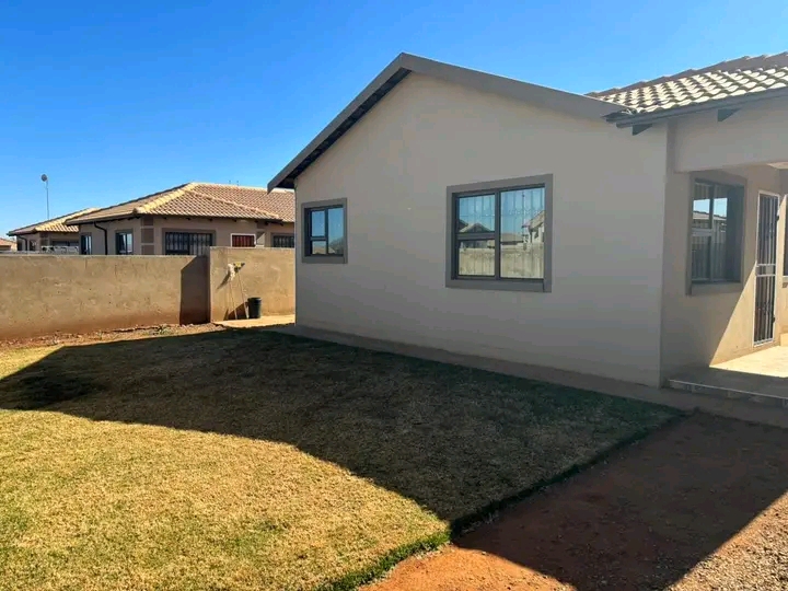 Neat & clean 3 bedroom house available 
area  in Vosloorus