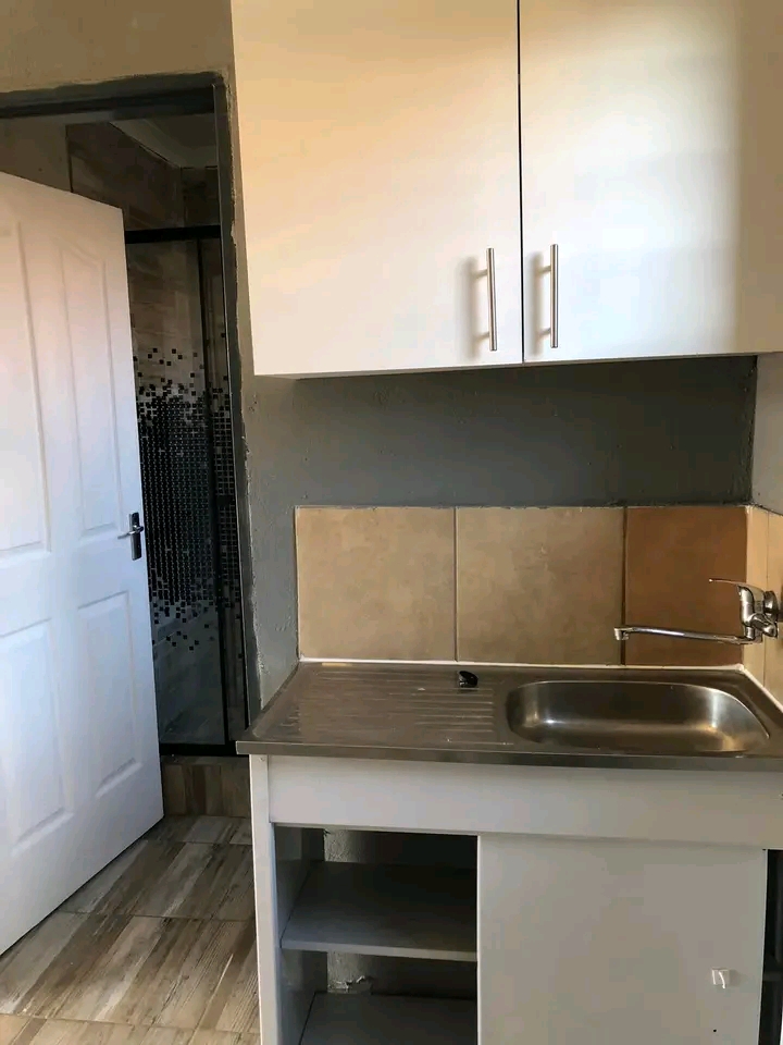 En-suite bachelor room to rent at extension 4  in Protea Glen