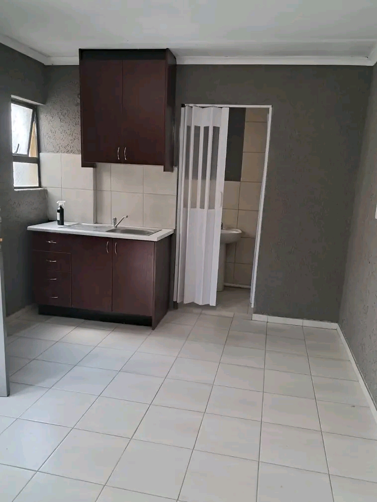 Bachelor available to rent at moagi estates
  in Vosloorus