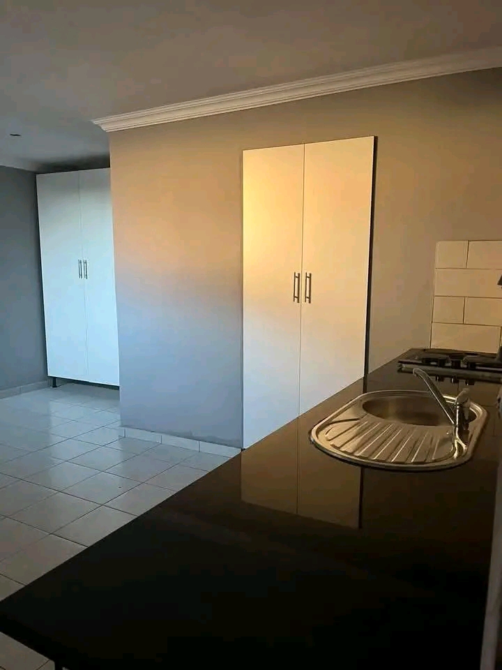 Bachelor available 
near the mall 
r2500pm.  in Birch Acres