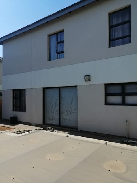 3 bedroom house with a swimming pool availabl  in Centurion
