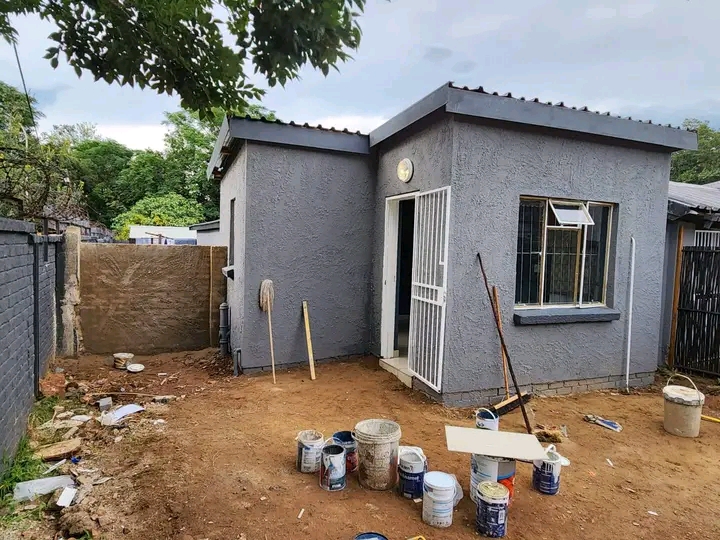 Bachelor available in olifantsfontein east pr  in Clayville