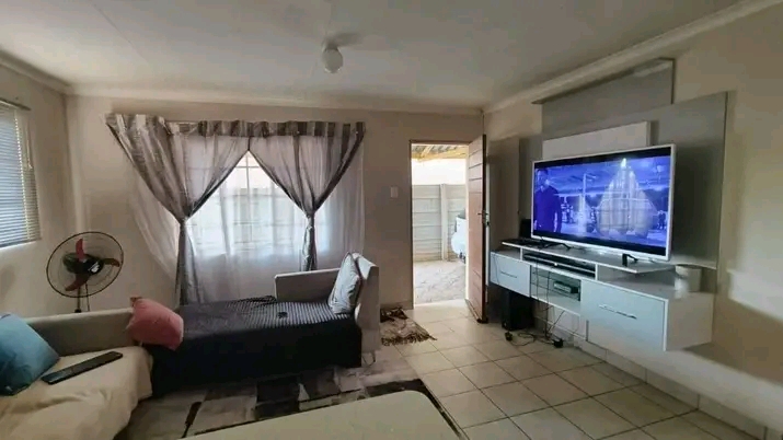 House to rent at  ext10
*2 bedrooms, main wi  in Sky City