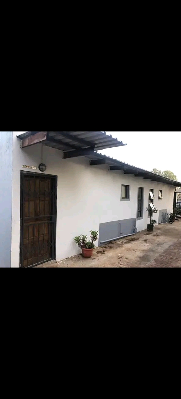1 separate bedroom cottage with open plan kit  in Kempton Park