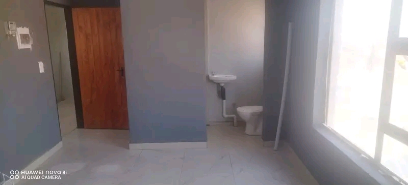 A large room with shower and toilet is availa  in Olievenhoutbosch