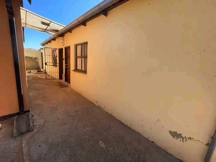 Spacious bachelor consisting of a fitted kitc  in Birch Acres