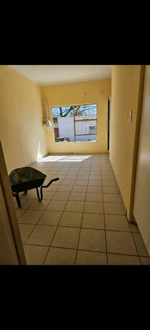 1 bedroom  cottage, comes with  fitted wardro  in Old Birch Acres