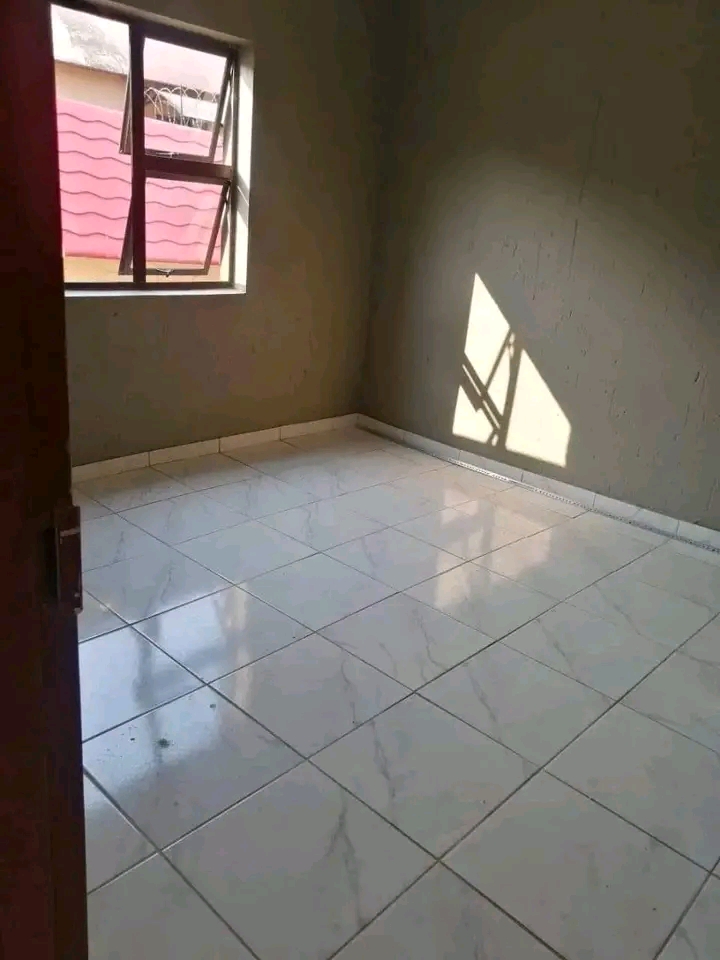 Medium sized room available with shared bathr  in Soweto