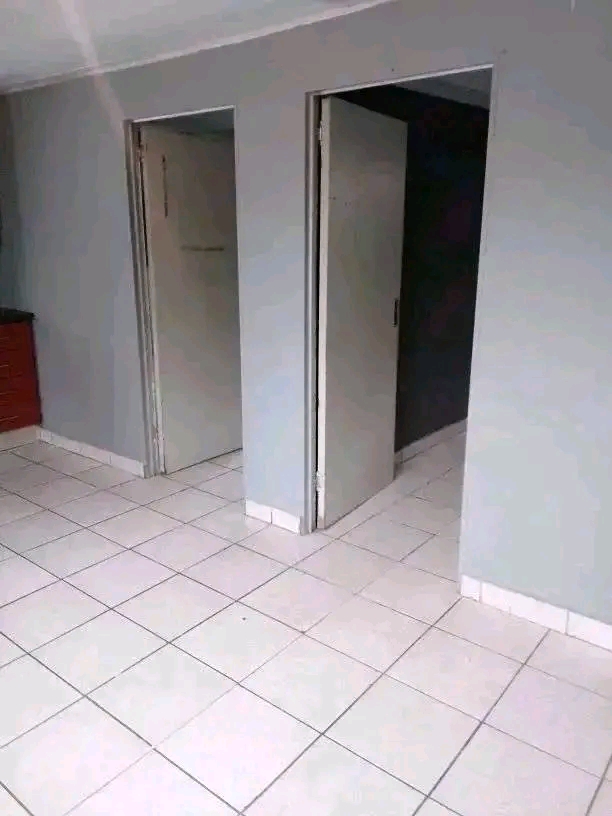 2 bedroom cottage available
parking availabl  in Ebony Park