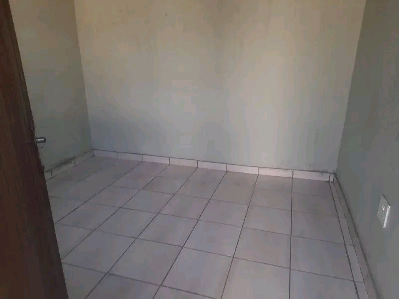 2 separetd  rooms  with tiles   rent  1 is r1  in Tembisa