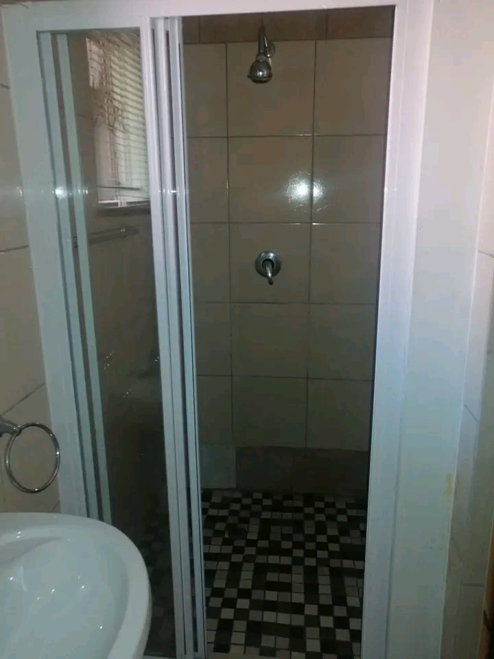 2 bachelor rooms available to rent in ext 36   in Olievenhoutbosch