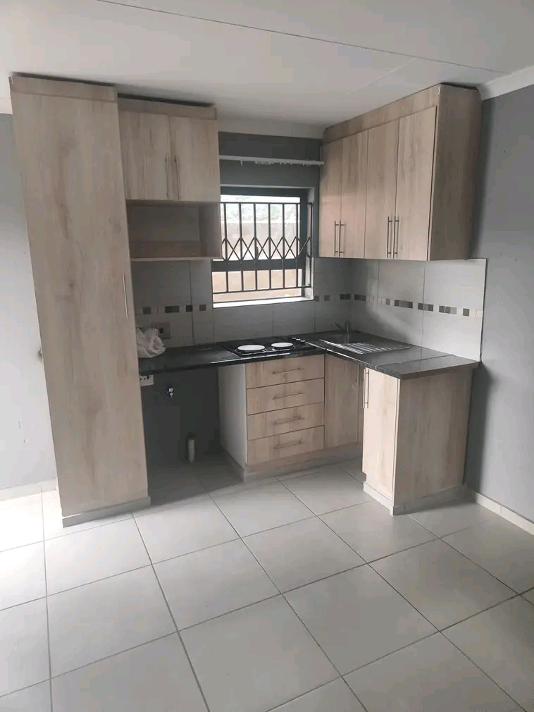 Open plan bachelor 
r4100 pm 
r4000 deposit  in Birch Acres