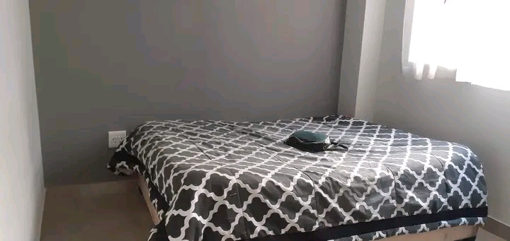 A clean room in a 2 bedroom flat available  f  in Johannesburg