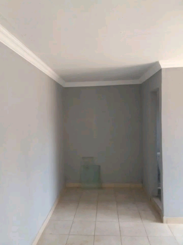 R2500 room to rent available contact: 076 192  in Forest Hill