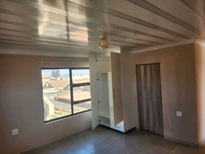 Teanong(near swazi inn) bachelor room availab  in Tembisa