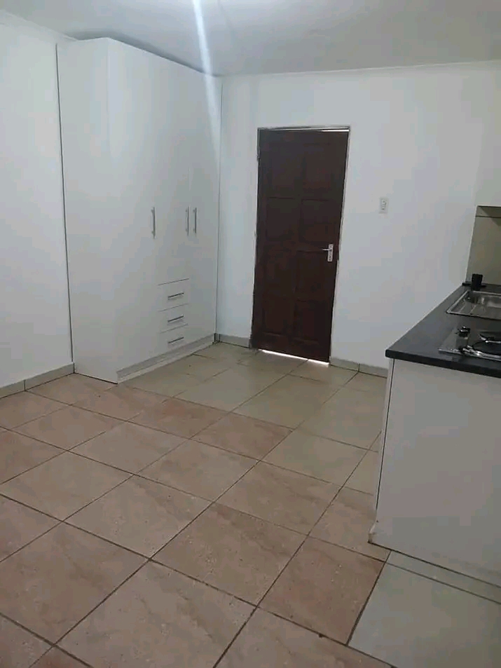 This gorgeous and clean cottage is located in  in Olifantsfontein